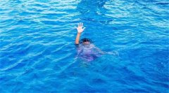 男子假裝自殺后女友為救人而溺水身亡，男子獲